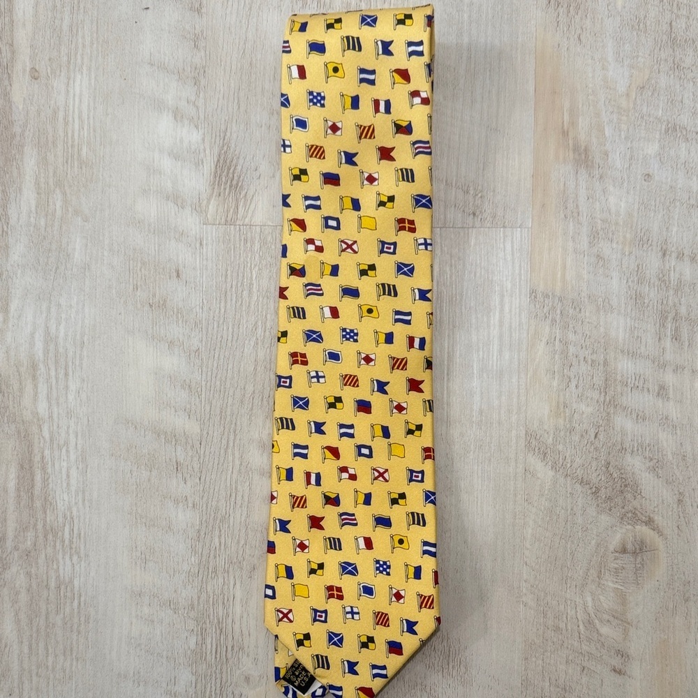 A-Z INTERNATIONAL FLAGS
Yellow 100% Silk Tie By Alynn - Picture 4 of 6